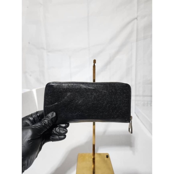Authentic LOUIS VUITTON Taiga Leather Zippey Wallet Black - Picture 1 of 13